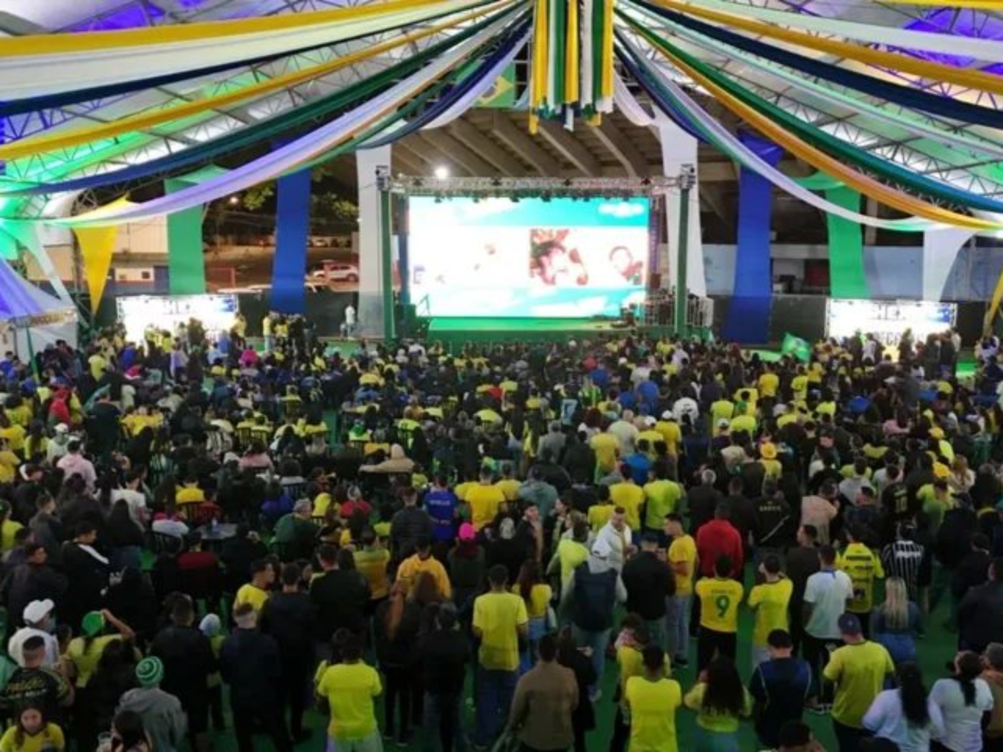 Milhares de pessoas lotaram o Centro de Eventos Boiódromo para acompanhar a estreia da Seleção Brasileira na Copa do Mundo.

Crédito: Prefeitura De Cajamar (Redes Sociais/Reprodução)
