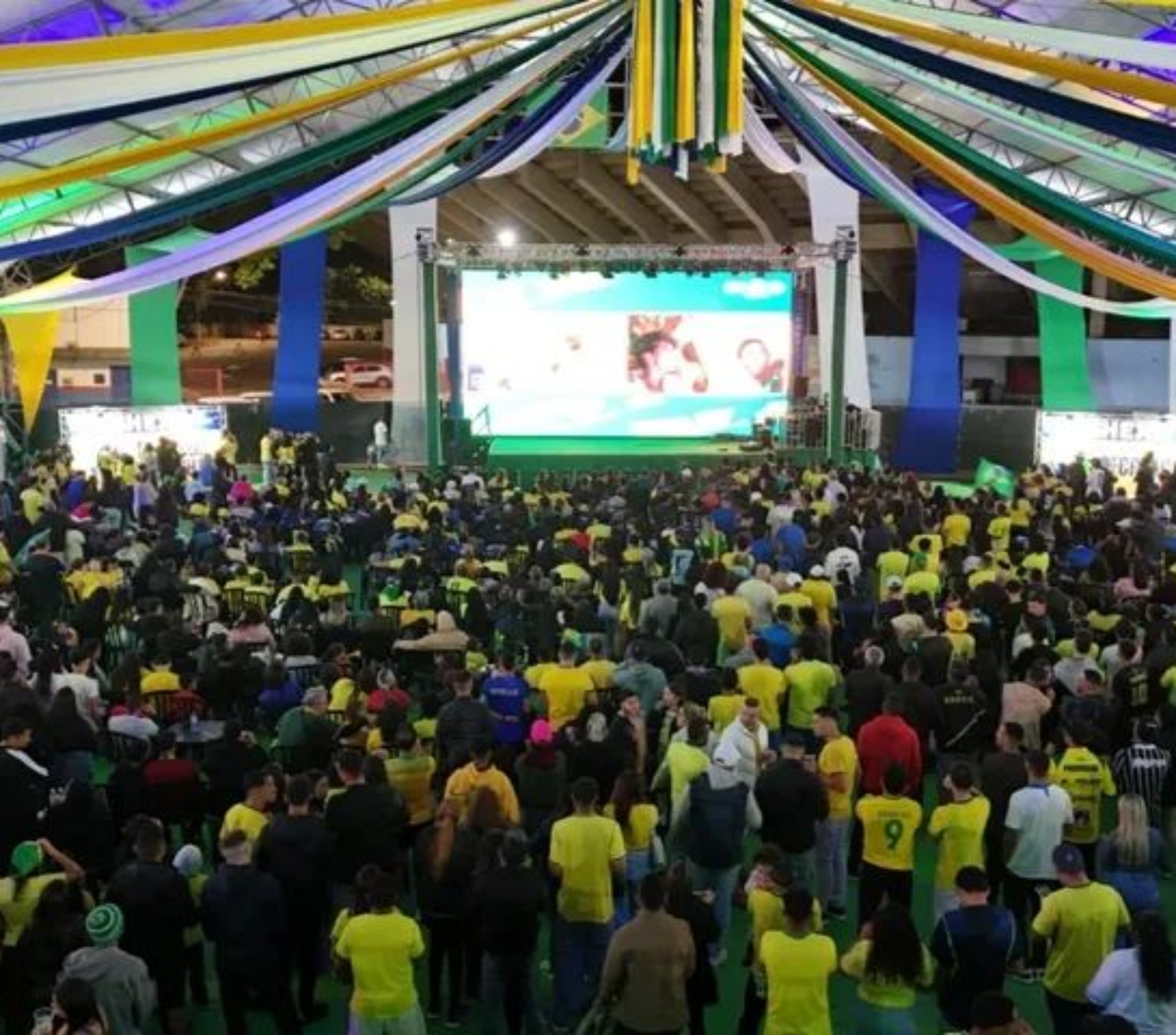 Milhares de pessoas lotaram o Centro de Eventos Boiódromo para acompanhar a estreia da Seleção Brasileira na Copa do Mundo.

Crédito: Prefeitura De Cajamar (Redes Sociais/Reprodução)