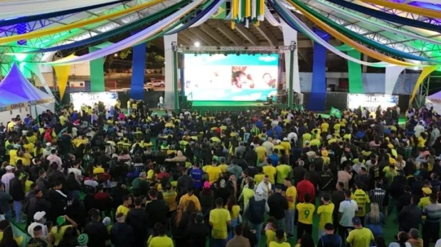 Milhares de pessoas lotaram o Centro de Eventos Boiódromo para acompanhar a estreia da Seleção Brasileira na Copa do Mundo.
Crédito: Prefeitura De Cajamar (Redes Sociais/Reprodução)