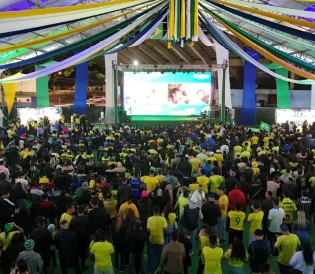 Milhares de pessoas lotaram o Centro de Eventos Boiódromo para acompanhar a estreia da Seleção Brasileira na Copa do Mundo.

Crédito: Prefeitura De Cajamar (Redes Sociais/Reprodução)