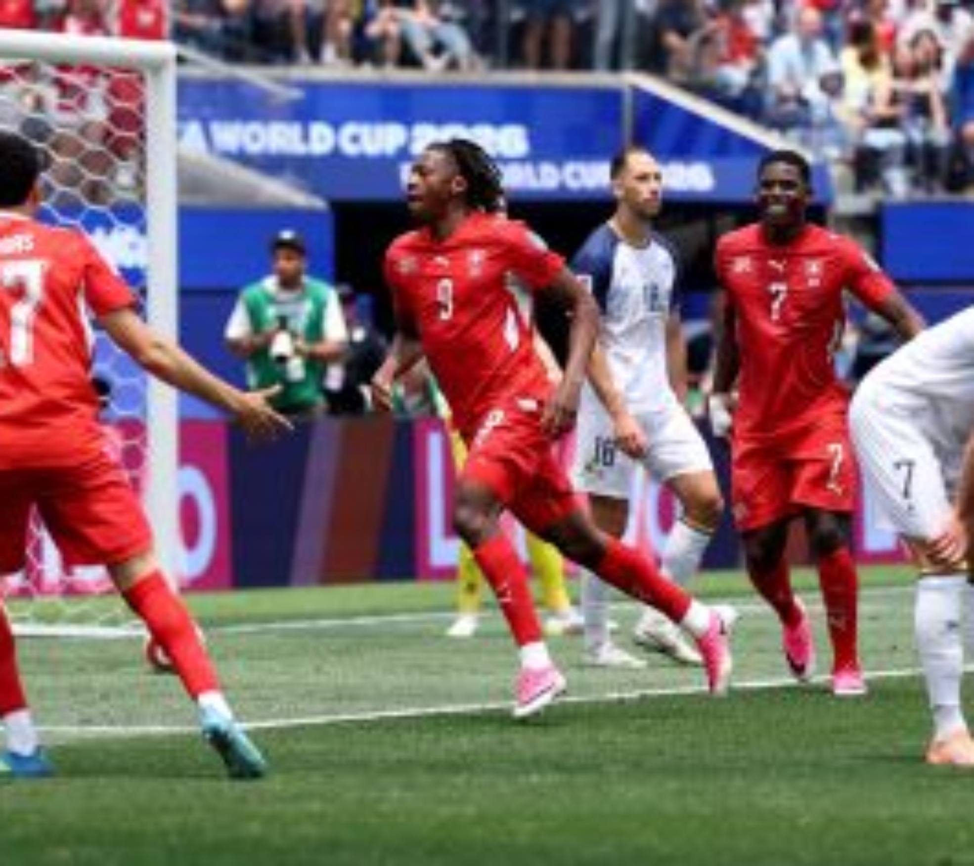 Johan Manzambi marcou dois gols na vitória da Suíça contra a Bósnia pela segunda rodada do Grupo B da Copa do Mundo  • Alex Livesey - FIFA/FIFA via Getty Images