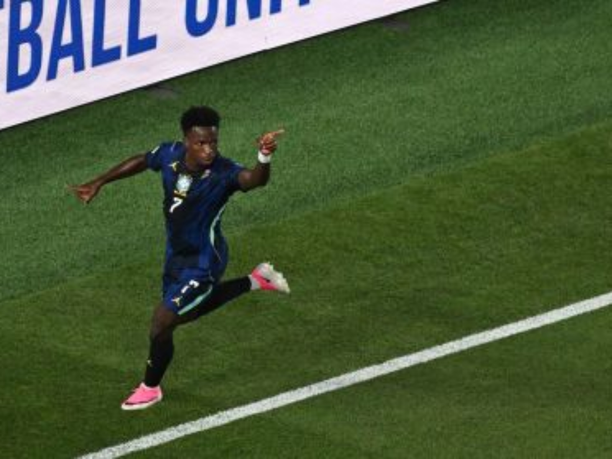 Vini Jr. comemora o terceiro gol da Seleção Brasileira contra o Haiti • Howard Smith/ISI Photos/ISI Photos via Getty Images