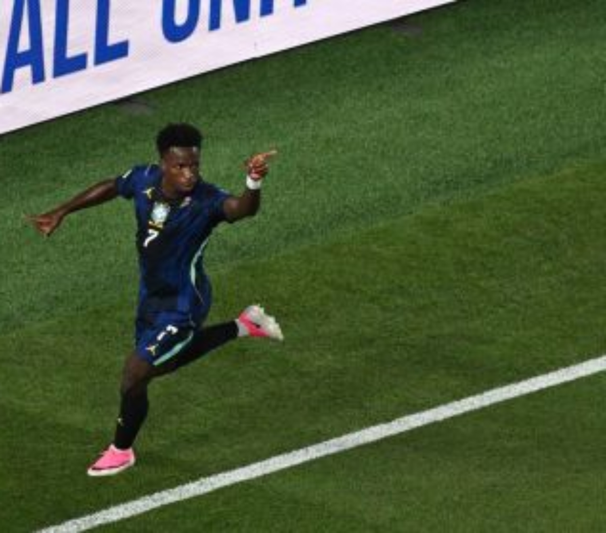 Vini Jr. comemora o terceiro gol da Seleção Brasileira contra o Haiti • Howard Smith/ISI Photos/ISI Photos via Getty Images