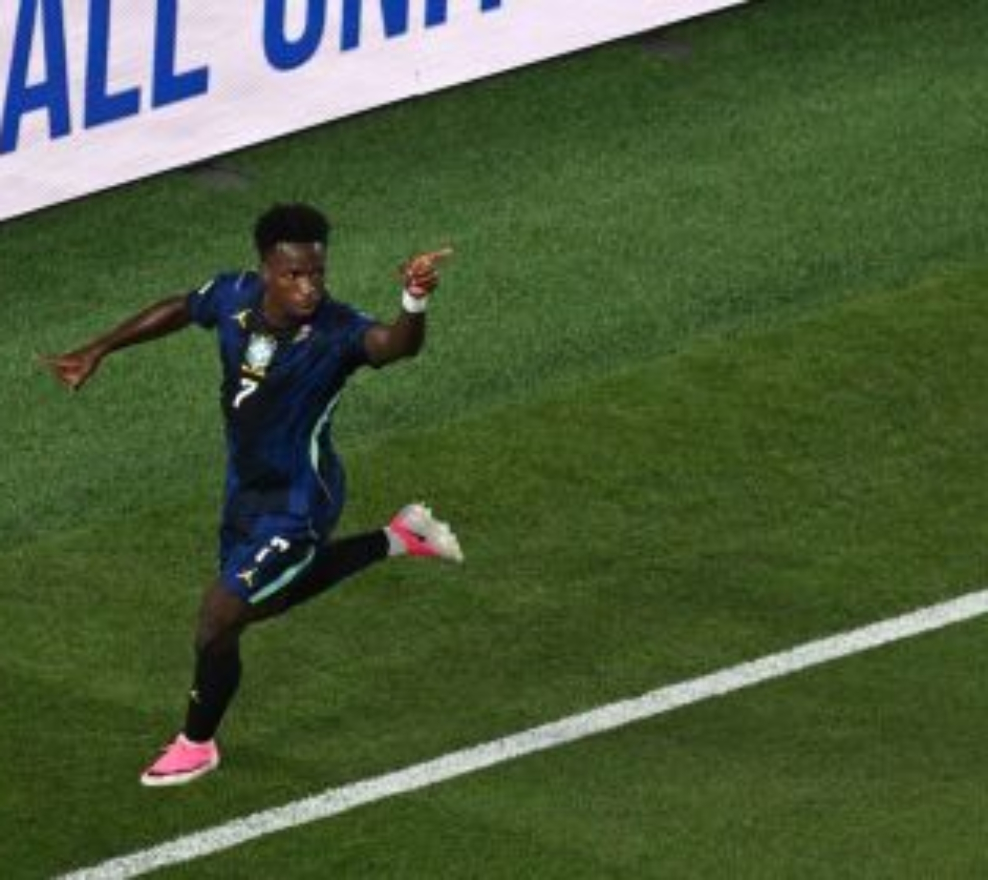 Vini Jr. comemora o terceiro gol da Seleção Brasileira contra o Haiti • Howard Smith/ISI Photos/ISI Photos via Getty Images