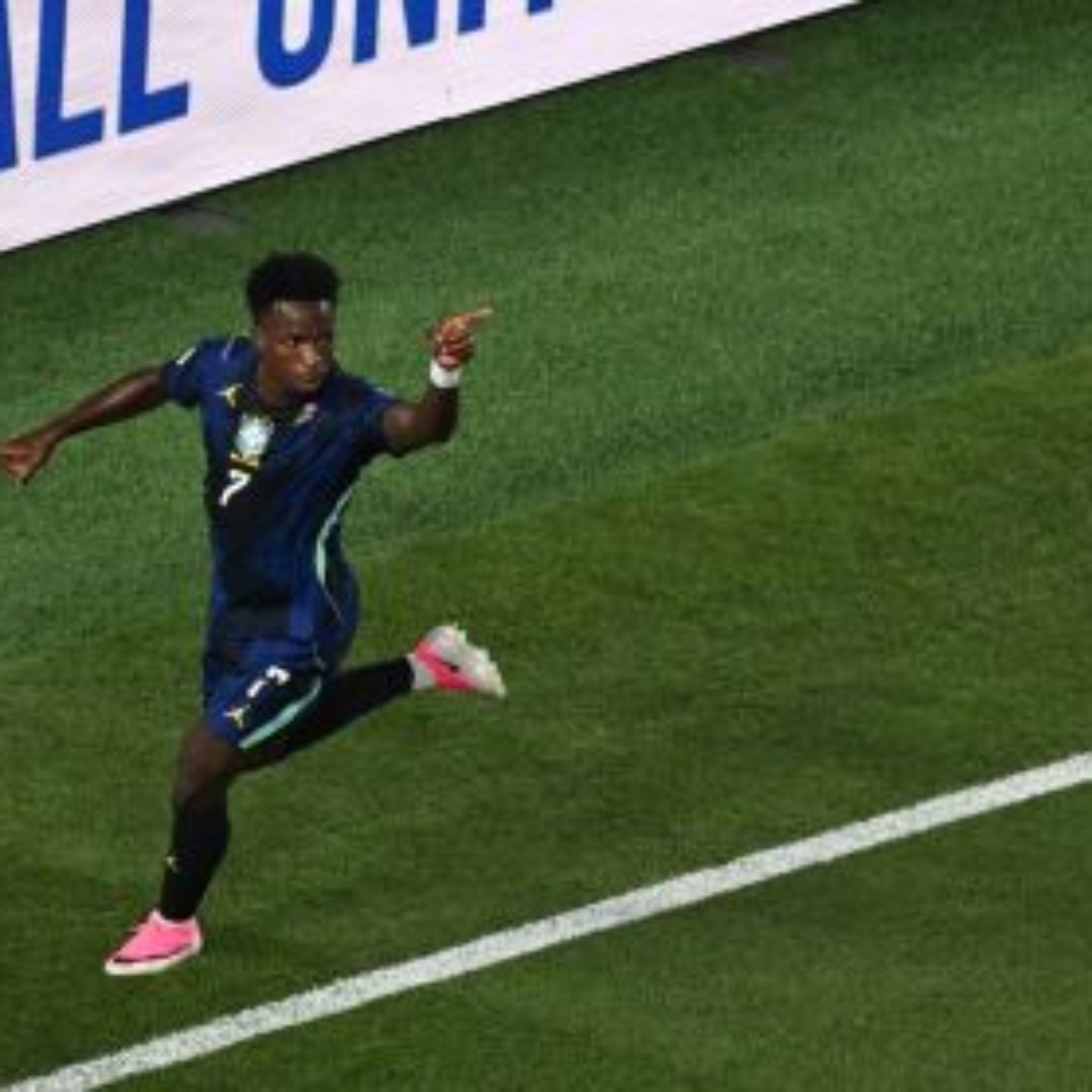 Vini Jr. comemora o terceiro gol da Seleção Brasileira contra o Haiti • Howard Smith/ISI Photos/ISI Photos via Getty Images