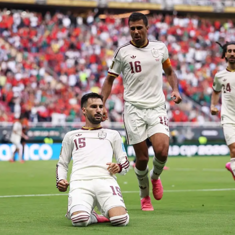 Alex Baena marcou único gol da partida entre Espanha e Uruguai (Ryan Pierse - FIFA/FIFA/Getty Images) 

Leia mais em: https://veja.abril.com.br/esporte/sem-encanto-espanha-se-classifica-com-frango-de-muslera-e-elimina-o-uruguai/