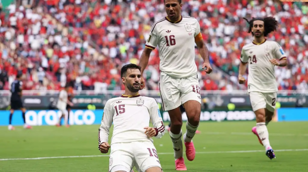 Alex Baena marcou único gol da partida entre Espanha e Uruguai (Ryan Pierse - FIFA/FIFA/Getty Images) 

Leia mais em: https://veja.abril.com.br/esporte/sem-encanto-espanha-se-classifica-com-frango-de-muslera-e-elimina-o-uruguai/
