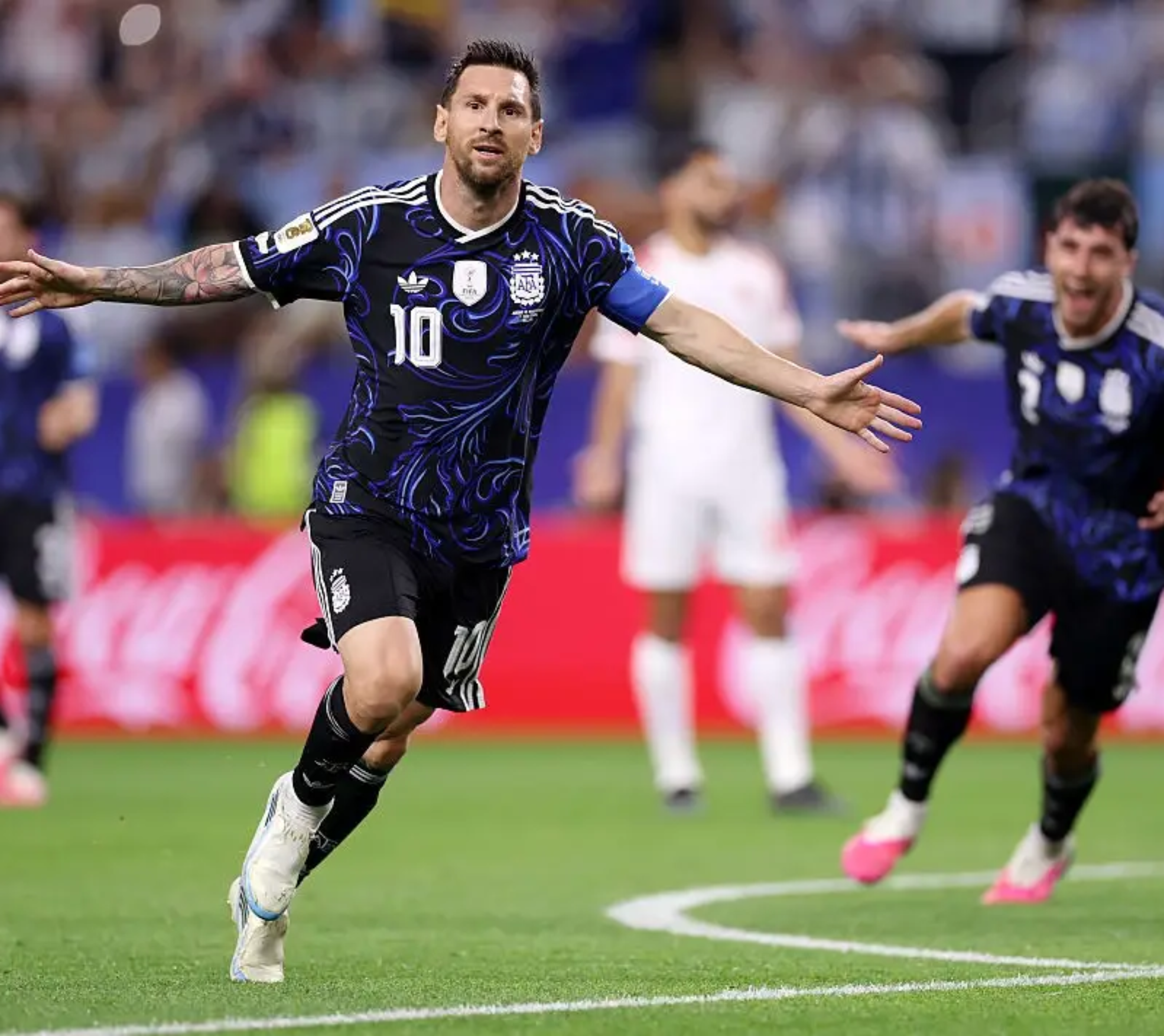Lionel Messi é artilheiro isolado na história das Copas do Mundo (Ryan Pierse - FIFA/FIFA/Getty Images) 

Leia mais em: https://veja.abril.com.br/esporte/artilharia-renovada-messi-marca-mais-um-gol-e-supera-marca-de-jairzinho-e-fontaine/