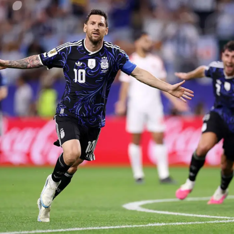 Lionel Messi é artilheiro isolado na história das Copas do Mundo (Ryan Pierse - FIFA/FIFA/Getty Images) 

Leia mais em: https://veja.abril.com.br/esporte/artilharia-renovada-messi-marca-mais-um-gol-e-supera-marca-de-jairzinho-e-fontaine/