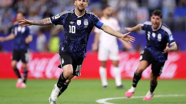Lionel Messi é artilheiro isolado na história das Copas do Mundo (Ryan Pierse - FIFA/FIFA/Getty Images) 

Leia mais em: https://veja.abril.com.br/esporte/artilharia-renovada-messi-marca-mais-um-gol-e-supera-marca-de-jairzinho-e-fontaine/