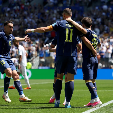 A Bósnia e Herzegovina deu um passo importante rumo à fase 16 avos de final da Copa do Mundo de 2026. Nesta quarta-feira (24), a seleção europeia venceu o Catar por 3 a 1, no Lumen Field, em Seattle, pela segunda rodada do Grupo B • Reprodução/@NFSBiH