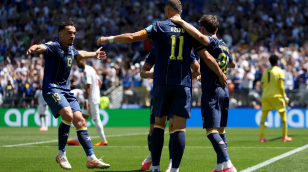 A Bósnia e Herzegovina deu um passo importante rumo à fase 16 avos de final da Copa do Mundo de 2026. Nesta quarta-feira (24), a seleção europeia venceu o Catar por 3 a 1, no Lumen Field, em Seattle, pela segunda rodada do Grupo B • Reprodução/@NFSBiH