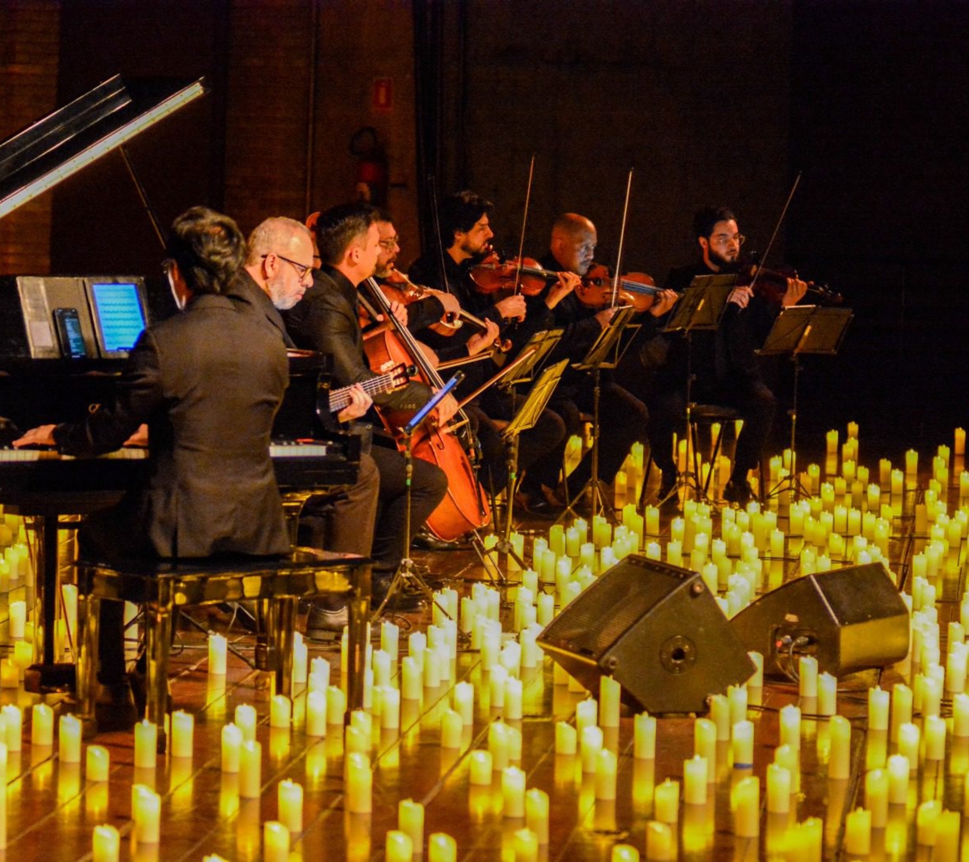 Camerata da Cia. Filarmônica apresenta clássicos de Beatles, Queen e Coldplay em concerto especial iluminado por velas.

Crédito: Divulgação 