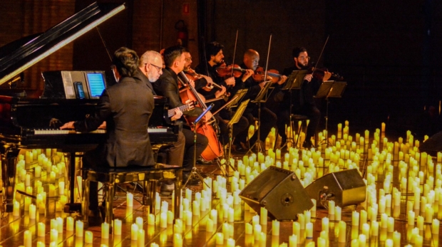 Camerata da Cia. Filarmônica apresenta clássicos de Beatles, Queen e Coldplay em concerto especial iluminado por velas.
Crédito: Divulgação