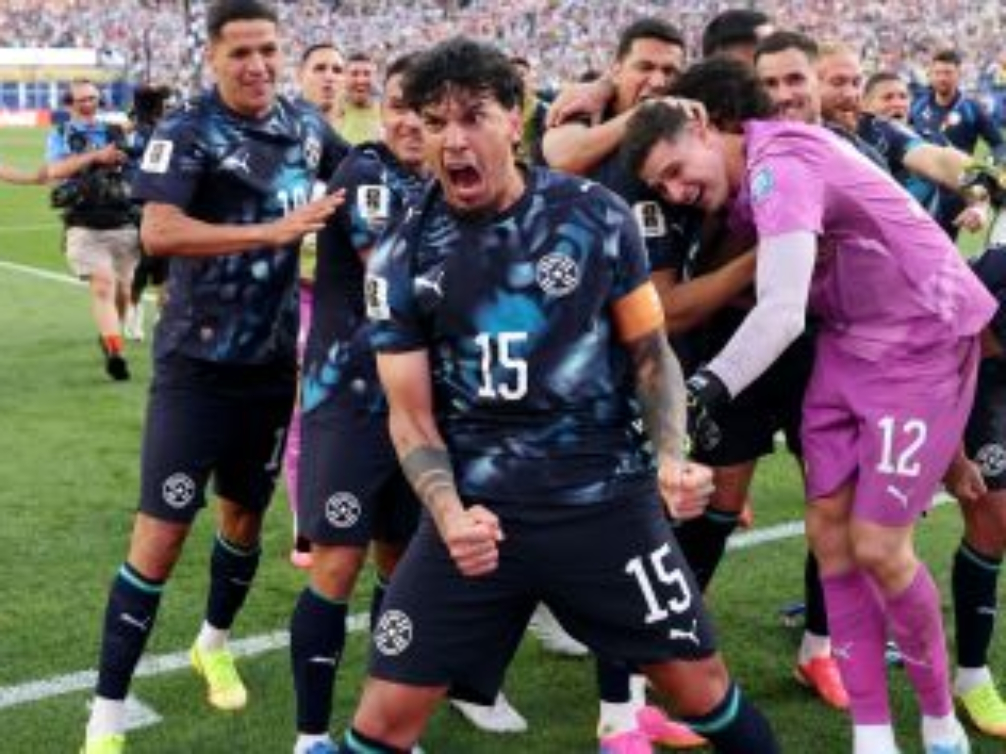 Gustavo Gómez e paraguaios comemoram classificação contra Alemanha na Copa do Mundo • Getty Images via Divulgação/Fifa