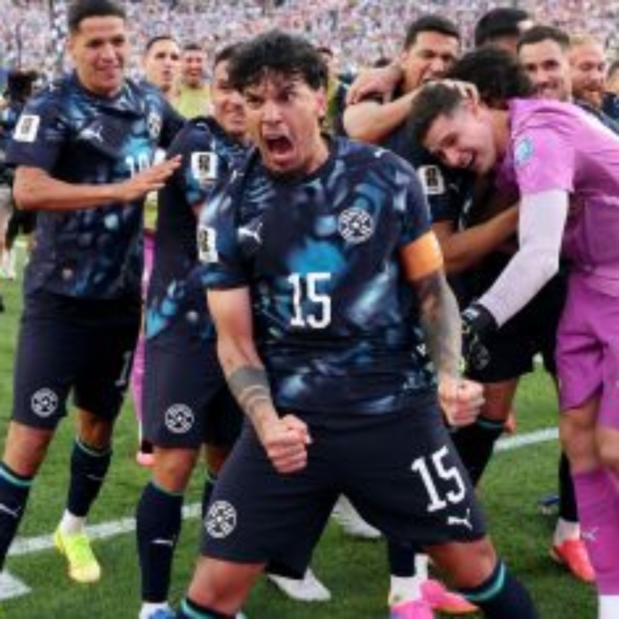 Gustavo Gómez e paraguaios comemoram classificação contra Alemanha na Copa do Mundo • Getty Images via Divulgação/Fifa