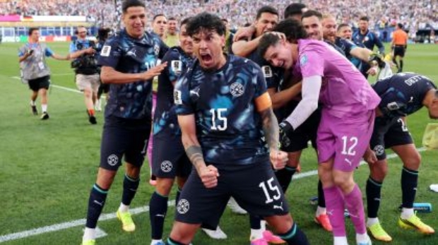 Gustavo Gómez e paraguaios comemoram classificação contra Alemanha na Copa do Mundo • Getty Images via Divulgação/Fifa