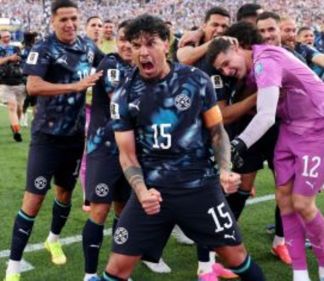 Gustavo Gómez e paraguaios comemoram classificação contra Alemanha na Copa do Mundo • Getty Images via Divulgação/Fifa