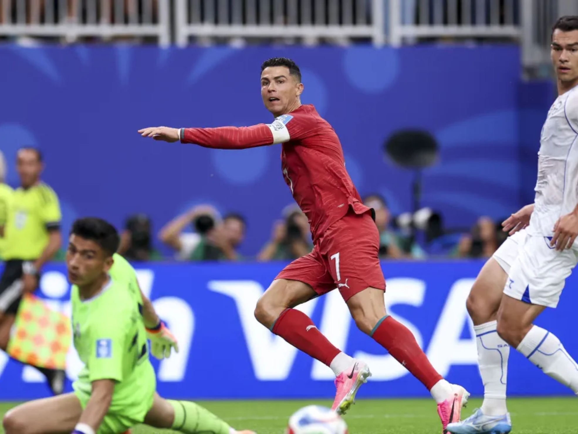Cristiano Ronaldo marcou dois contra Uzbequistão  • Maja Hitij - FIFA/FIFA via Getty Images