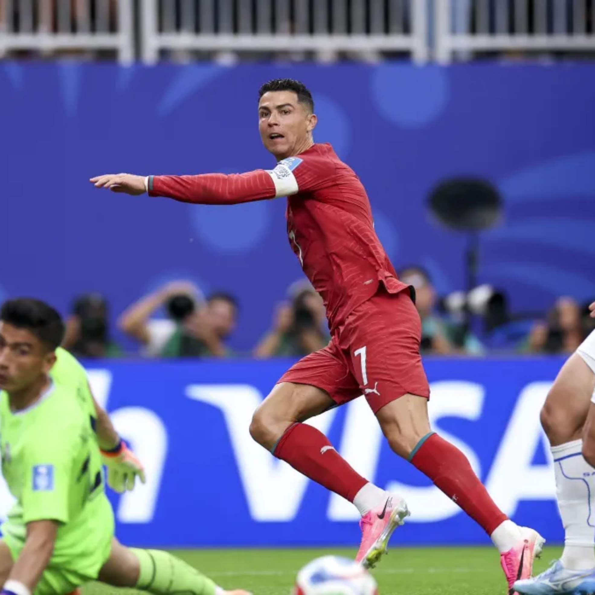 Cristiano Ronaldo marcou dois contra Uzbequistão  • Maja Hitij - FIFA/FIFA via Getty Images