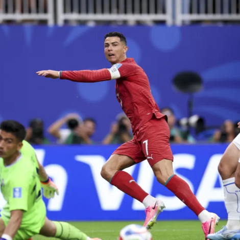 Cristiano Ronaldo marcou dois contra Uzbequistão  • Maja Hitij - FIFA/FIFA via Getty Images
