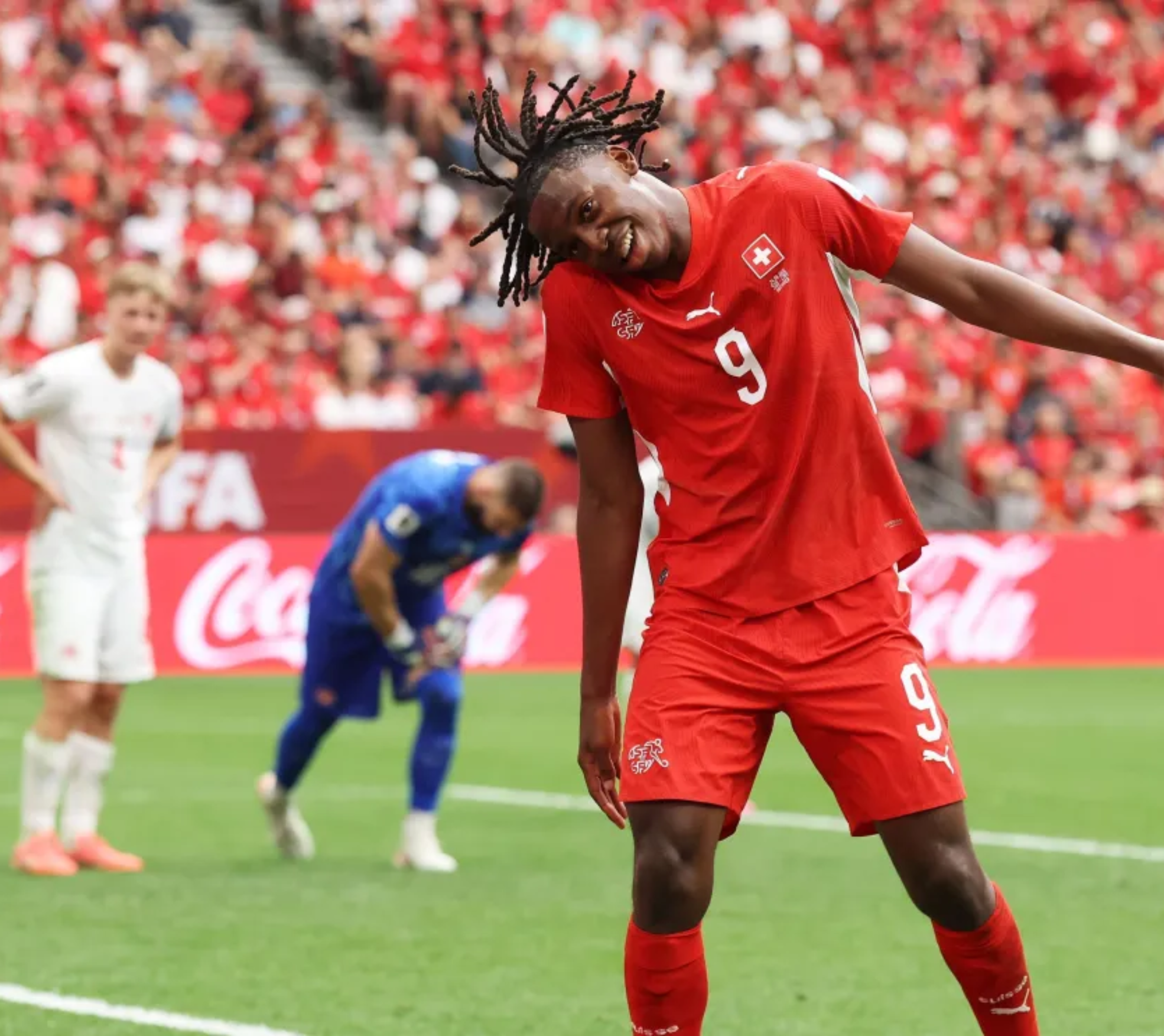 Manzambi celebra o gol da Suíça contra o Canadá pela Copa do Mundo • Alex Grimm/Getty Images