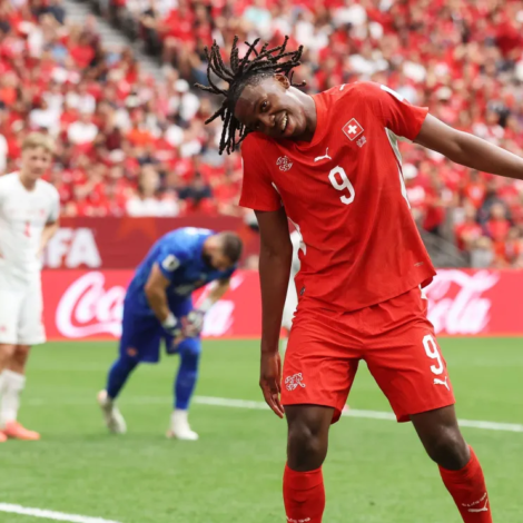 Manzambi celebra o gol da Suíça contra o Canadá pela Copa do Mundo • Alex Grimm/Getty Images
