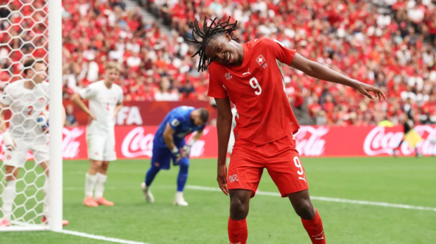Manzambi celebra o gol da Suíça contra o Canadá pela Copa do Mundo • Alex Grimm/Getty Images