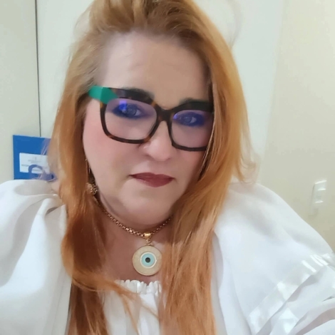 A sensitiva Érica Dias obteve uma decisão judicial favorável determinando a reativação de seu perfil no Instagram, que reúne mais de 226 mil seguidores. Apesar da determinação contra a Meta, empresa responsável pela plataforma, a conta permanecia indisponível até o fechamento desta matéria, gerando expectativa entre clientes e admiradores que acompanham seu trabalho espiritual e previsões.

Crédito: Divulgação