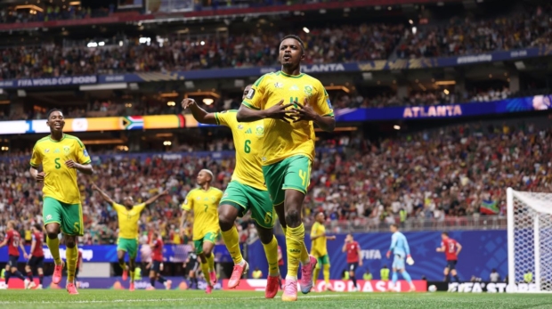 Teboho Mokoena comemora gol contra a Tchéquia  • Photo by Michael Regan - FIFA/FIFA via Getty Images