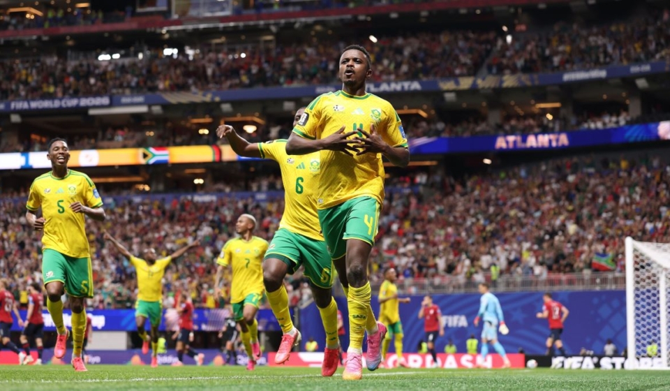 Teboho Mokoena comemora gol contra a Tchéquia  • Photo by Michael Regan - FIFA/FIFA via Getty Images