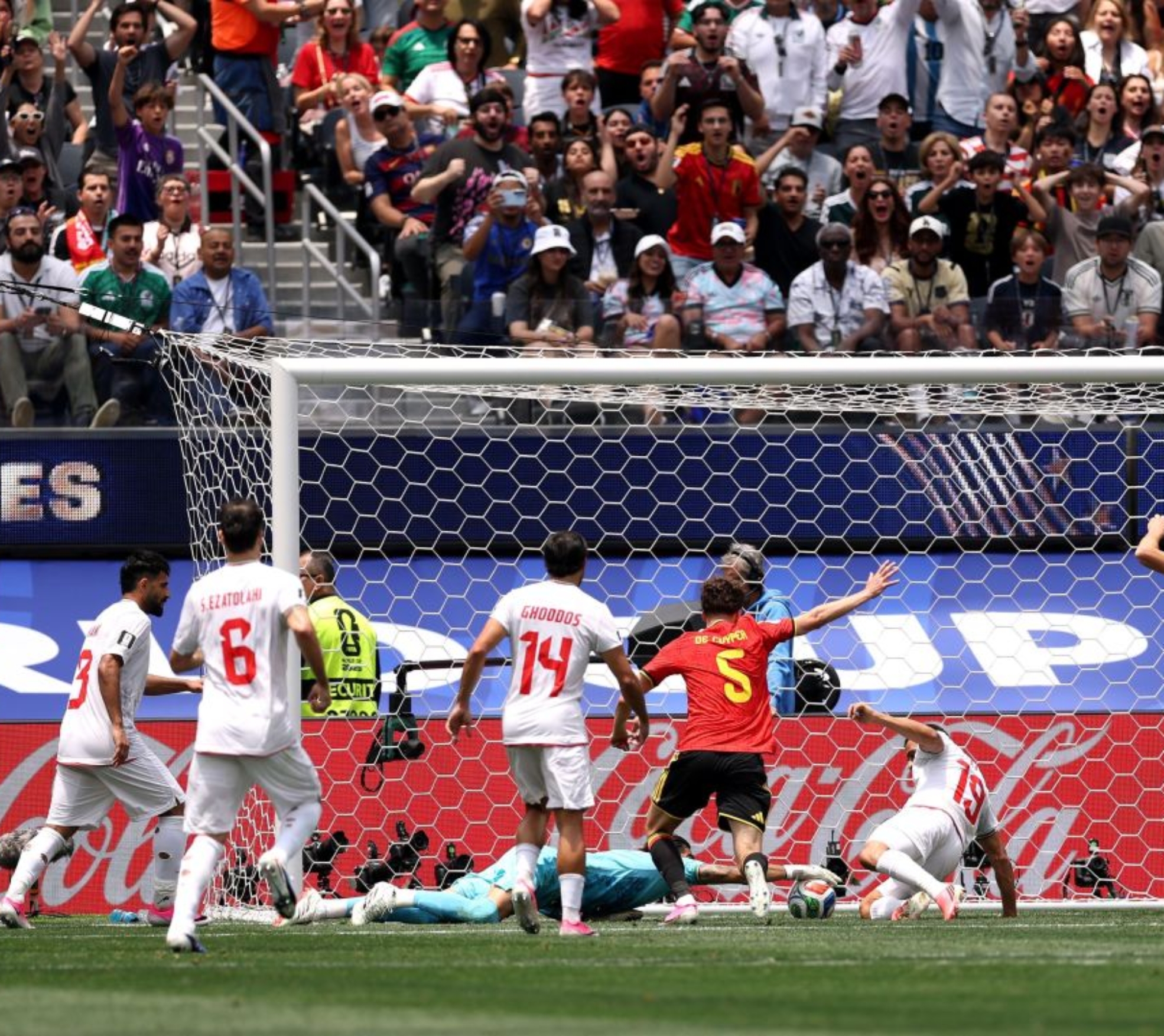 Goleiro Beiranvand faz boa defesa para o Irã contra a Bélgica  • Getty Images