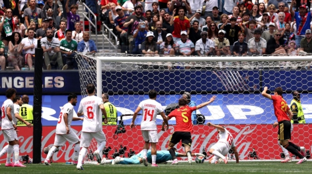 Goleiro Beiranvand faz boa defesa para o Irã contra a Bélgica • Getty Images
