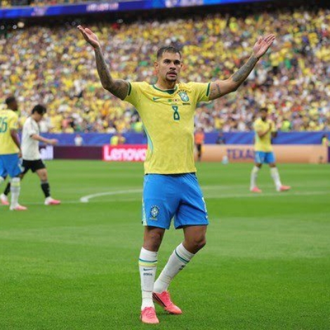 Bruno Guimarães em ação pelo Brasil contra o Japão — Foto: Alex Slitz/Getty Images