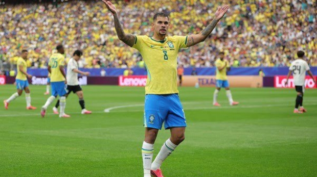 Bruno Guimarães em ação pelo Brasil contra o Japão — Foto: Alex Slitz/Getty Images