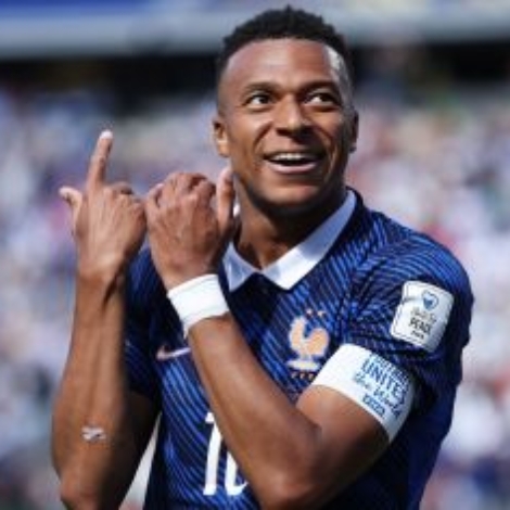 Mbappé comemora gol da França sobre Senegal pela Copa do Mundo • Dan Mullan/Getty Images