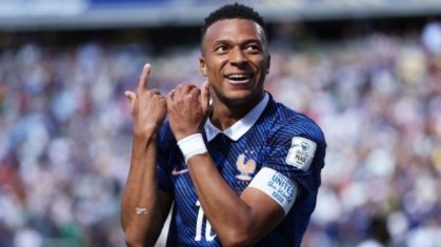 Mbappé comemora gol da França sobre Senegal pela Copa do Mundo • Dan Mullan/Getty Images