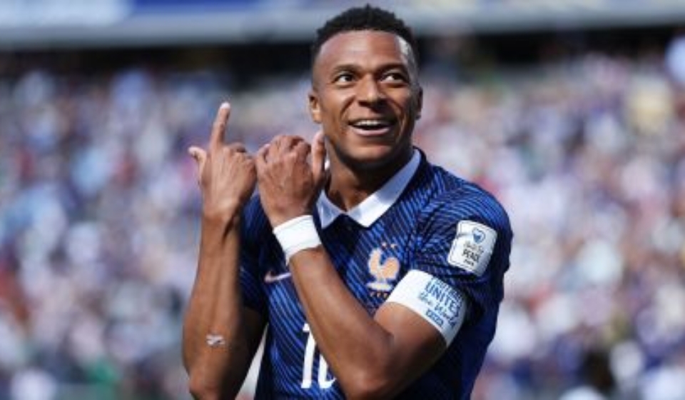 Mbappé comemora gol da França sobre Senegal pela Copa do Mundo • Dan Mullan/Getty Images