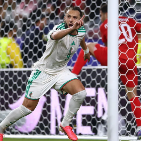 Amine Gouiri, da Argélia, celebrando o gol marcado sobre a Jordânia, em partida da segunda rodada da Copa do Mundo • Reprodução/X/@CAF_Online