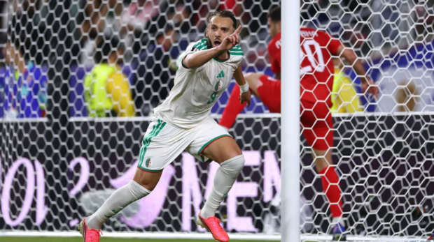 Amine Gouiri, da Argélia, celebrando o gol marcado sobre a Jordânia, em partida da segunda rodada da Copa do Mundo • Reprodução/X/@CAF_Online