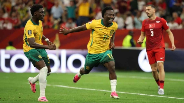 Irankunda comemora o primeiro gol da Austrália sobre a Turquia Jared C. Tilton - FIFA/FIFA via Getty Images
