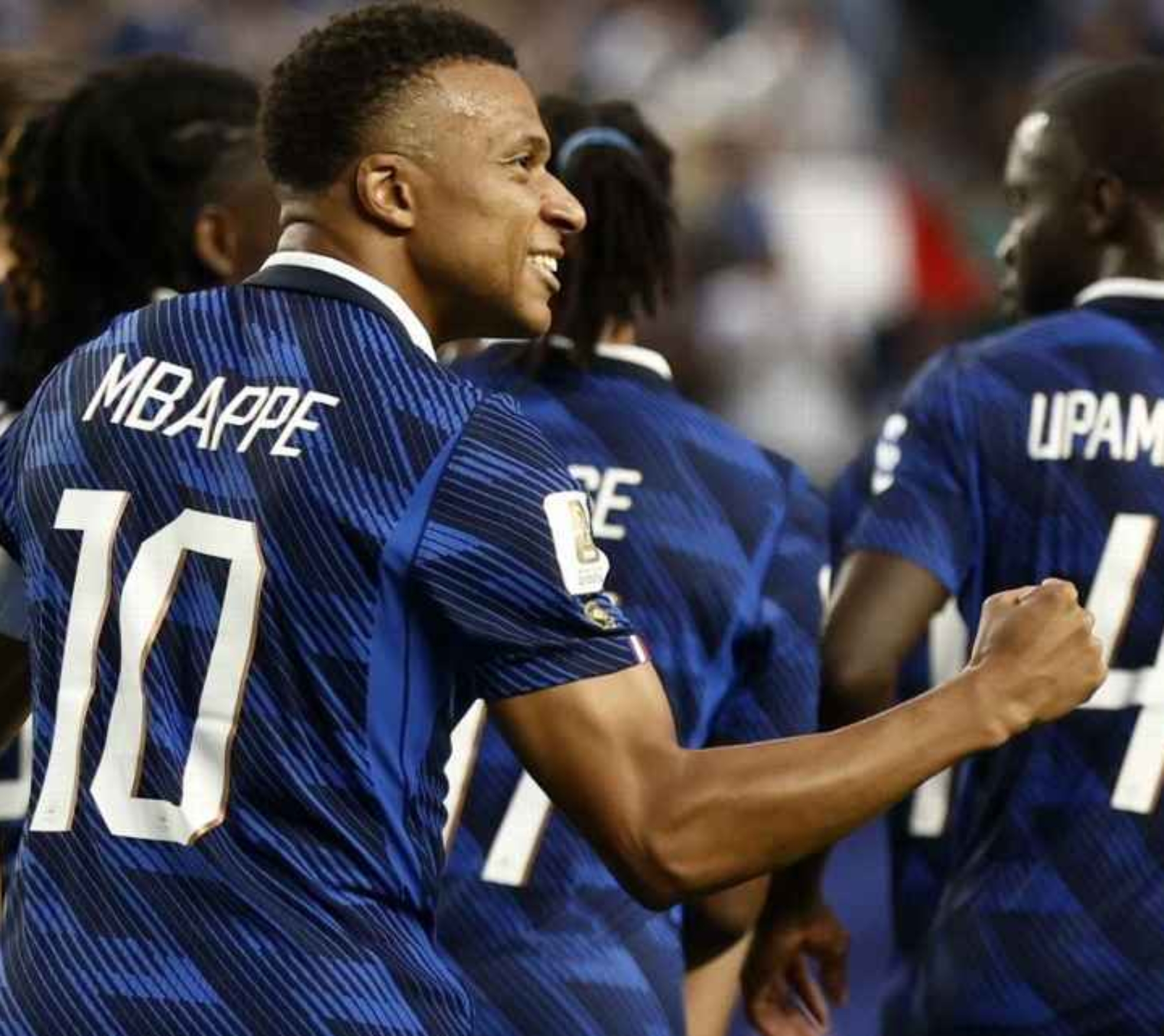 Mbappé comemora após marcar para a França sobre o Iraque na Copa do Mundo EFE/EPA/WILL OLIVER