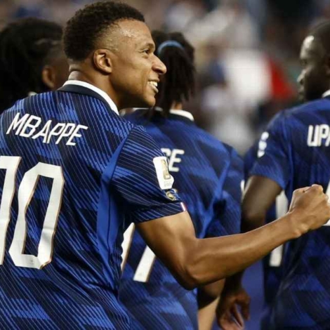 Mbappé comemora após marcar para a França sobre o Iraque na Copa do Mundo EFE/EPA/WILL OLIVER