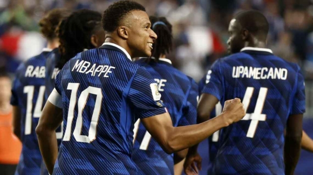 Mbappé comemora após marcar para a França sobre o Iraque na Copa do Mundo EFE/EPA/WILL OLIVER
