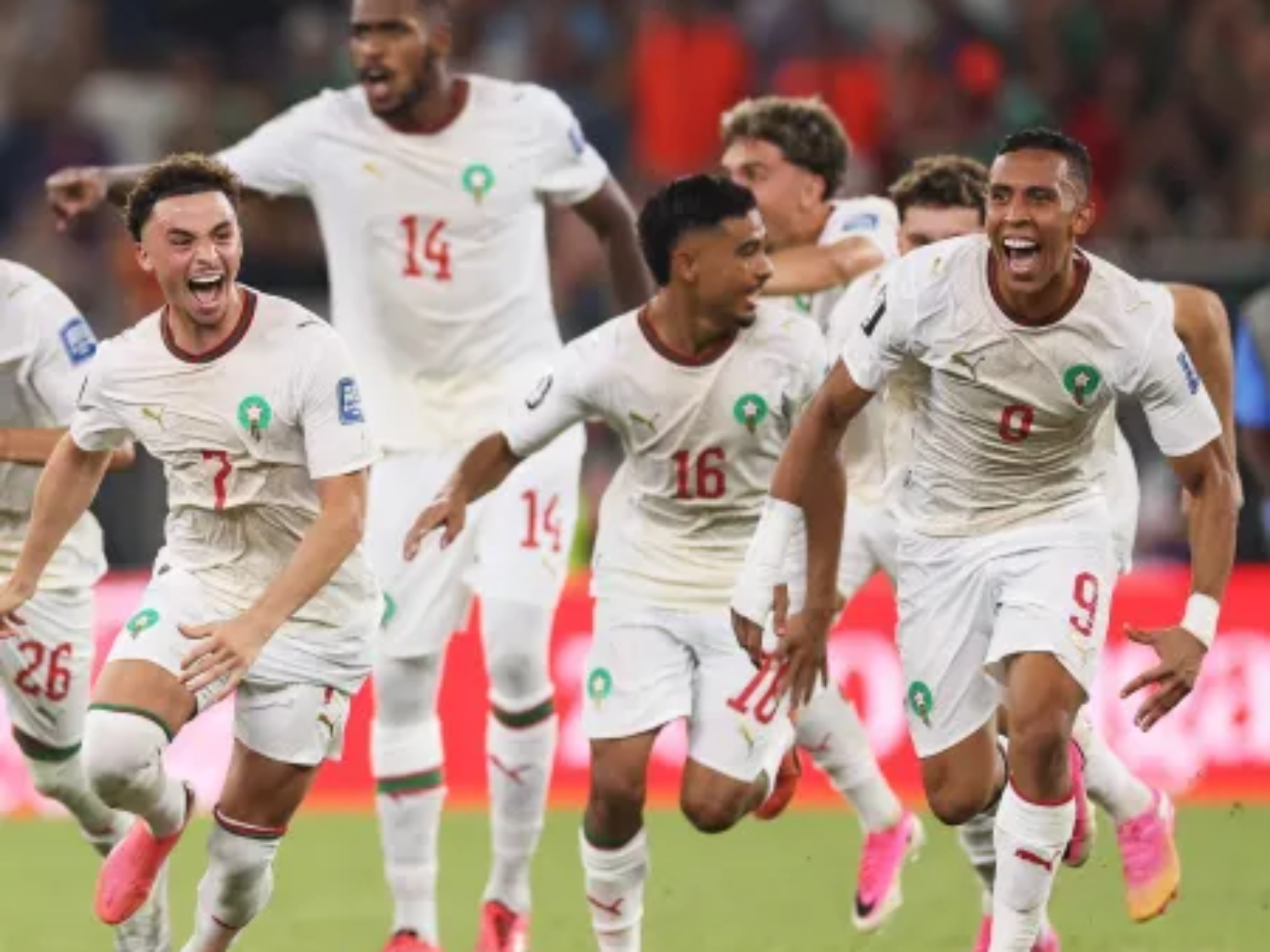 Jogadores de Marrocos celebram vitória nos pênaltis sobre a Holanda
Imagem: Carl Recine/Getty Imagens