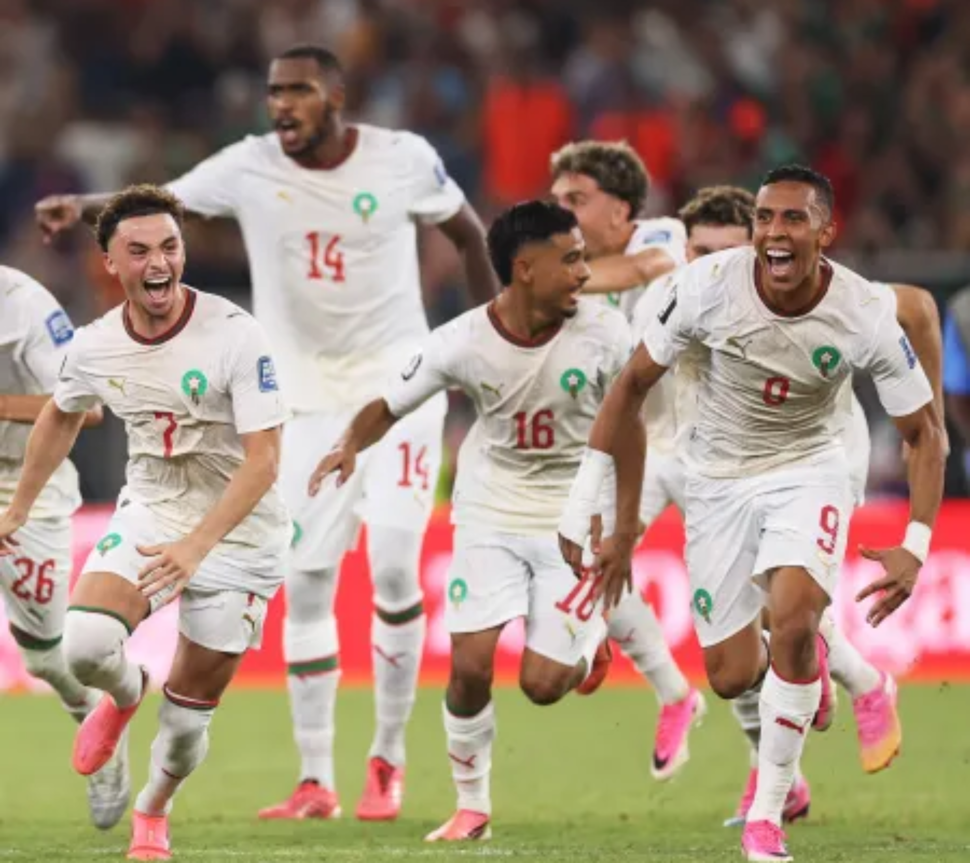Jogadores de Marrocos celebram vitória nos pênaltis sobre a Holanda
Imagem: Carl Recine/Getty Imagens
