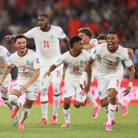 Jogadores de Marrocos celebram vitória nos pênaltis sobre a Holanda
Imagem: Carl Recine/Getty Imagens