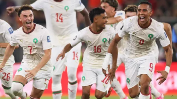 Jogadores de Marrocos celebram vitória nos pênaltis sobre a Holanda
Imagem: Carl Recine/Getty Imagens