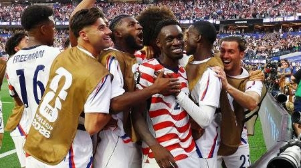 Jogadores dos Estados Unidos comemoram gol de Balogun contra o Paraguai, na Copa do Mundo
Imagem: REUTERS/Matthew Childs