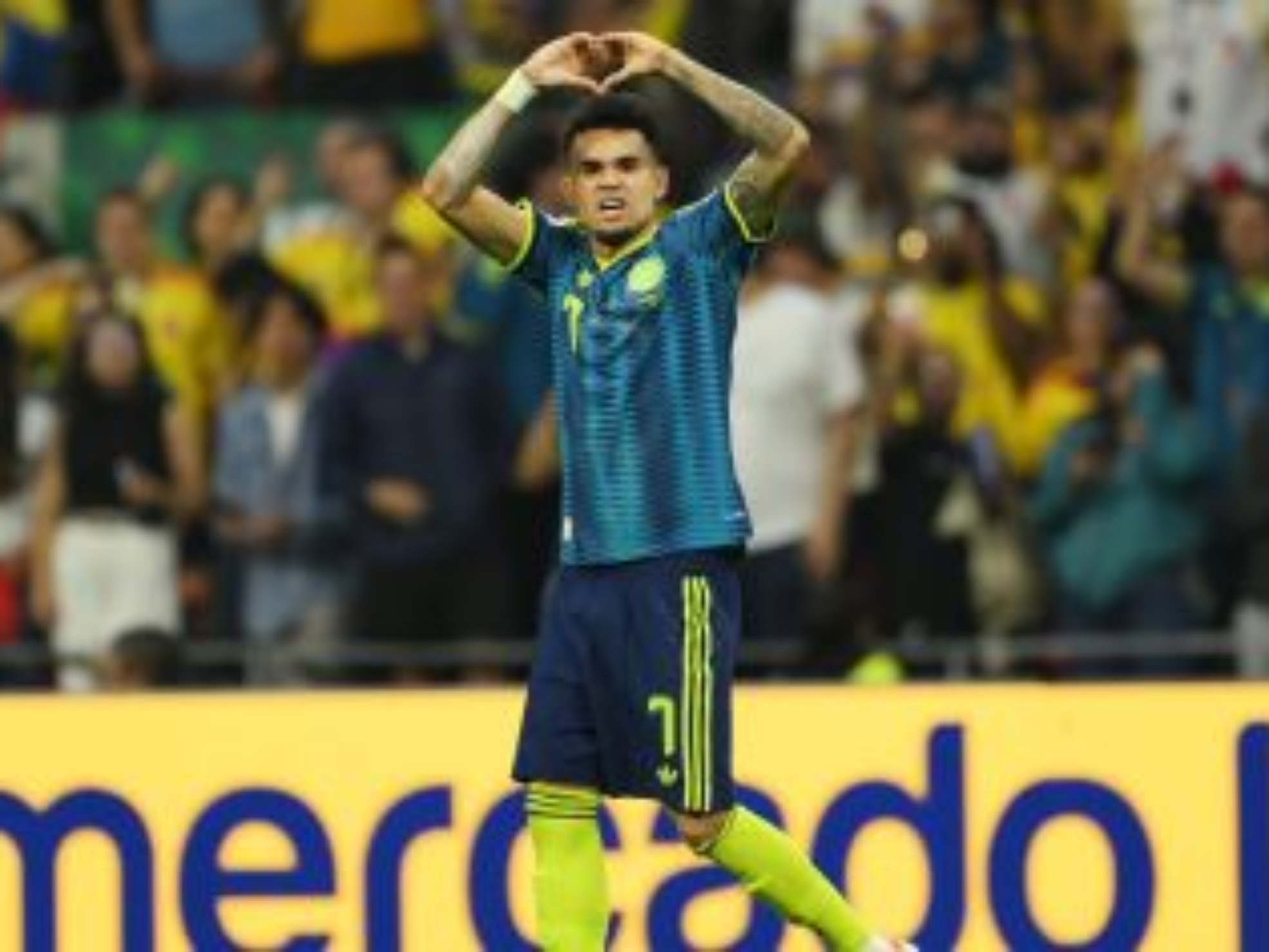 Luis Díaz celebrando o gol marcado em Uzbequistão x Colômbia, confronto válido pela primeira rodada da Copa do Mundo • David Ramos/Getty Images